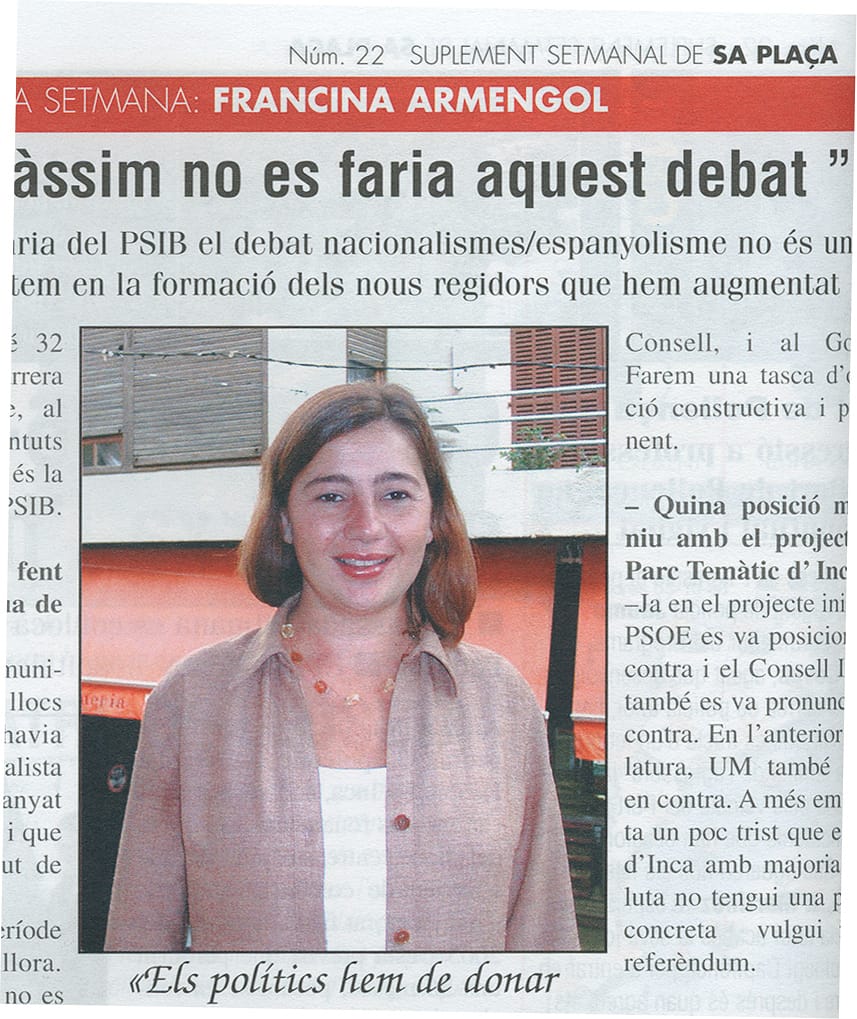 Armengol fotografiada al balcó de Sa Plaça durant una entrevista publicada l’any 2003 quan la nomenaren Secretària General del PSIB. 